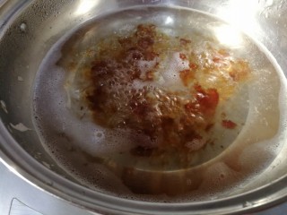 红枣桃胶羹,然后改中火继续熬煮半小时。