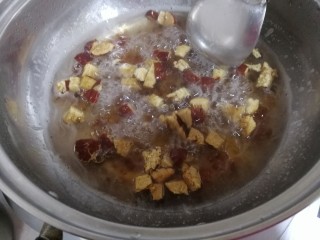 红枣桃胶羹,到桃胶熬制成果冻状时。到λ切好的枣丁。