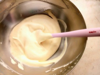 香葱肉松蛋糕卷,取三分之一蛋白糊与蛋黄糊翻拌均匀，再与剩下的三分之二蛋白糊混合翻拌均匀。