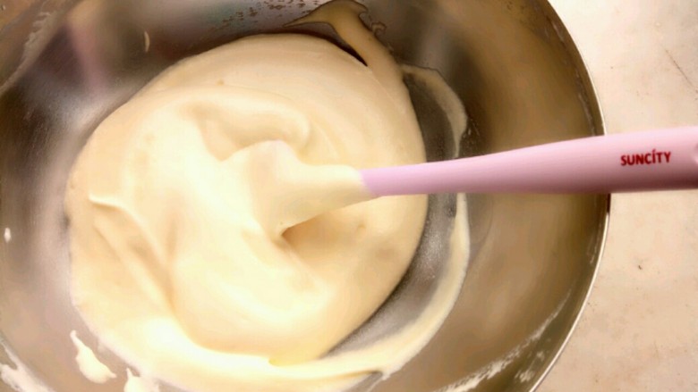 香葱肉松蛋糕卷,取三分之一蛋白糊与蛋黄糊翻拌均匀，再与剩下的三分之二蛋白糊混合翻拌均匀。