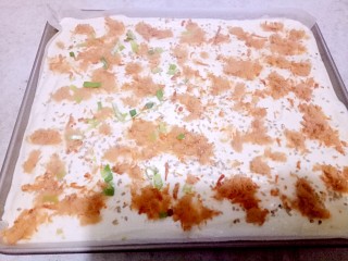 香葱肉松蛋糕卷,把蛋糕糊倒入阳晨12.8寸烤盘里，震几下。撒上肉松和葱花。