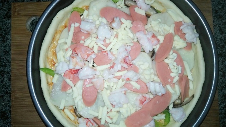 鲜虾杂蔬披萨,将配料依次摆上
烤箱200度预热5分钟烤15分钟