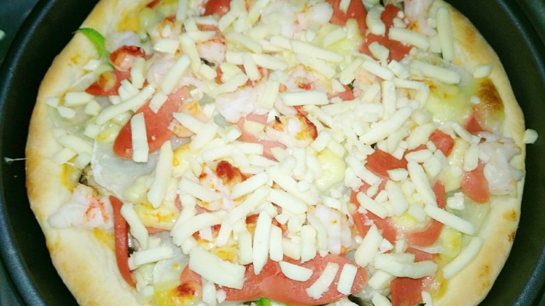 鲜虾杂蔬披萨,在上面铺上满满的马苏里拉
继续烤5分钟至融化即可