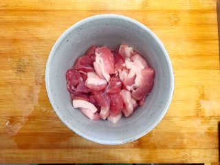 家常蚝油农家小炒肉,五花肉洗净，沥干水分，如图所示，切成薄片
