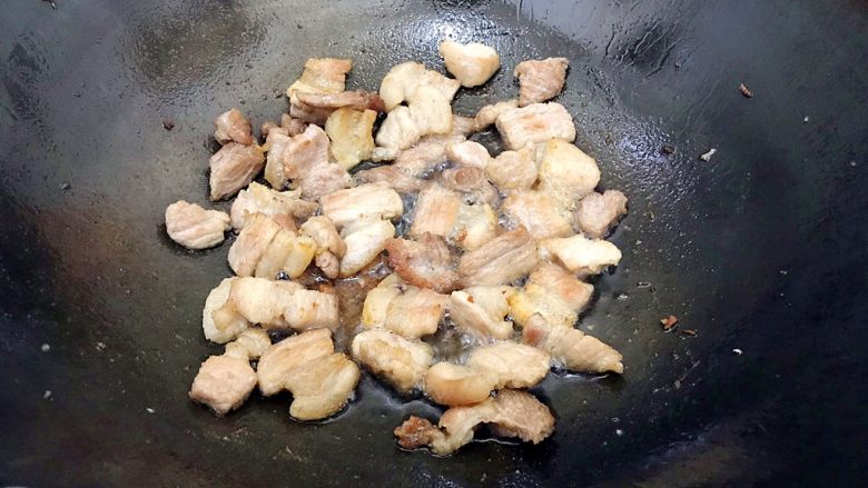 家常蚝油农家小炒肉,这一步需要一点耐心，让五花肉的油慢慢煸出来
