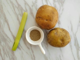 孜然香辣土豆块,首先准备好食材：土豆两个、葱花少许、孜然一勺、辣椒粉一勺、椒盐少许