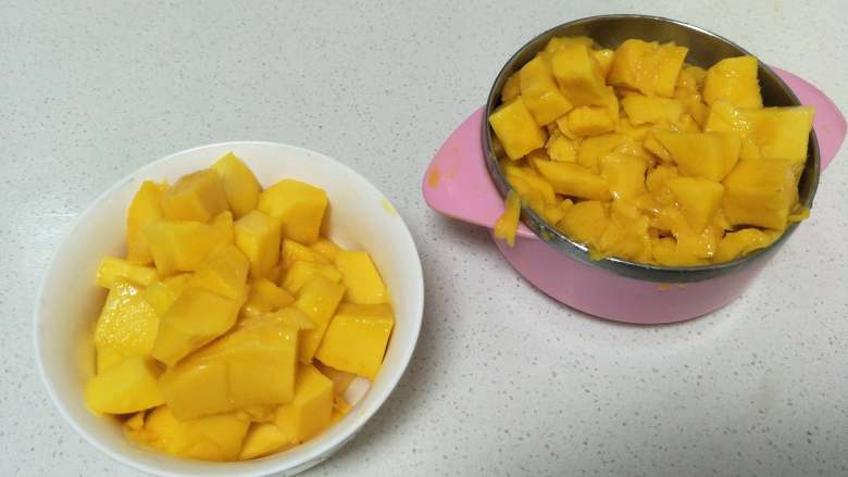 芒果慕斯,取芒果肉，边角芒果肉打果汁，漂亮的大块芒果待会切成小丁装饰表面