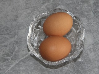 凉拌水煮蛋,准备2个鸡蛋