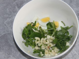 凉拌水煮蛋,把鸡蛋，葱香菜和蒜末放到一个碗里