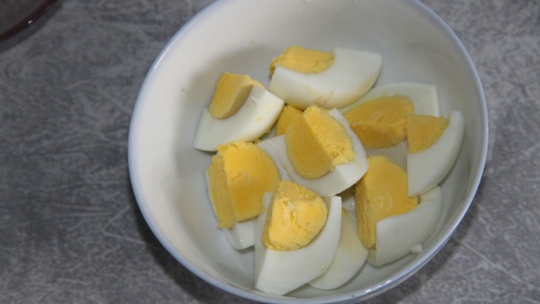 凉拌水煮蛋,鸡蛋切块