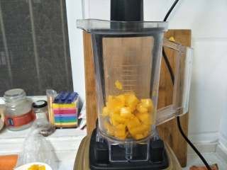 芒果慕斯,取200克芒果，用破壁机（普通料理机也行，时间久点打的比较碎）打成芒果泥