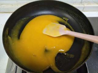 芒果慕斯,用小火将芒果泥稍加热，并不停搅拌使吉利丁粉使其均匀的溶解。加热到50度左右即可，不能煮沸，将芒果泥放在一旁备用