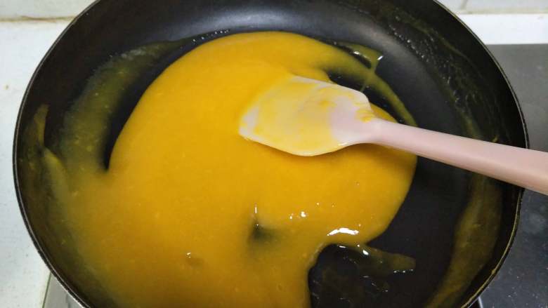 芒果慕斯,用小火将芒果泥稍加热，并不停搅拌使吉利丁粉使其均匀的溶解。加热到50度左右即可，不能煮沸，将芒果泥放在一旁备用