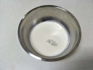 芒果慕斯,将淡奶油取出，加入糖，用电动打蛋器中速打发