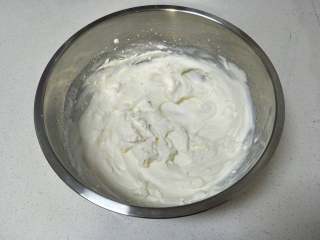 芒果慕斯,将淡奶油打发5-6分发此时淡奶油出现明显纹路，提起打蛋头，可以滴落，整体呈现流动状态