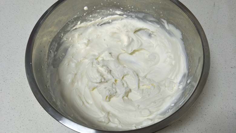 芒果慕斯,将淡奶油打发5-6分发此时淡奶油出现明显纹路，提起打蛋头，可以滴落，整体呈现流动状态