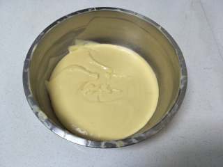 芒果慕斯,将淡奶油和芒果液用刮刀翻拌均匀，即成芒果液
