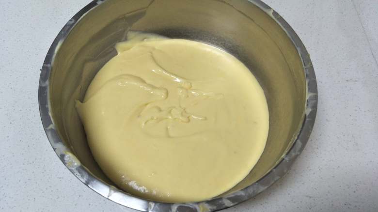 芒果慕斯,将淡奶油和芒果液用刮刀翻拌均匀，即成芒果液