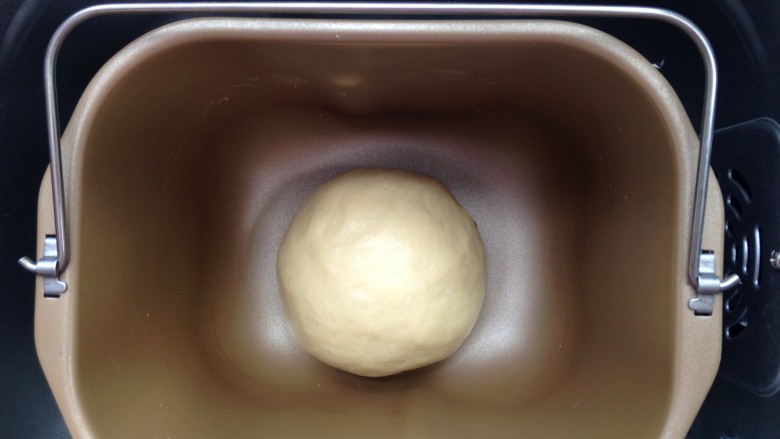 香葱培根面包,面团滚圆放入面包机桶，启动面包机发酵功能进行一发