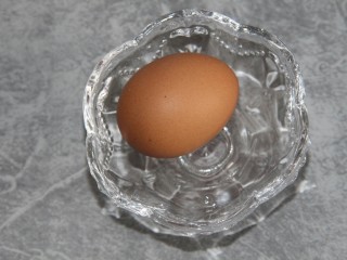 培根香葱饼,从冰箱拿出一个鸡蛋