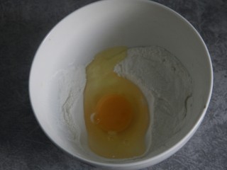 培根香葱饼,把鸡蛋打入面粉和淀粉中