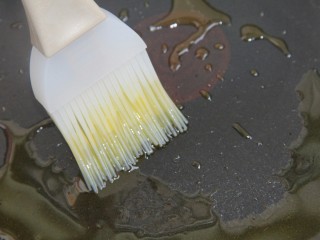 培根香葱饼,锅里热油，用刷子刷匀