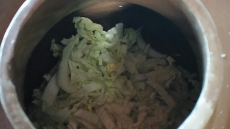 第一次腌酸菜丝,放到缸里的样子，放水后封口，7天后看看水是不是少，少了可以加水，全程不能有油，有油白菜会烂，半个月我看看腌的怎么样，但是发上来