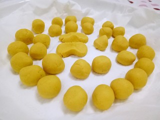 红烧南瓜丸子,揉成小丸子，有兴趣的可以做各种造型。