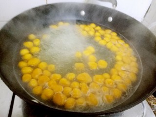 红烧南瓜丸子,水烧开下丸子，丸子飘起来煮两三分钟，捞个对半弄开，看看熟透了没，一定要熟透哦。