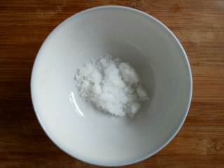 烤栗子✨,白糖放入碗中，加入开水。
