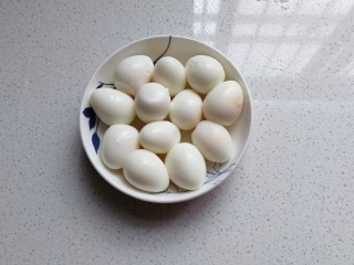 鹌鹑蛋烧豆腐,鹌鹑蛋煮熟后去壳备用；