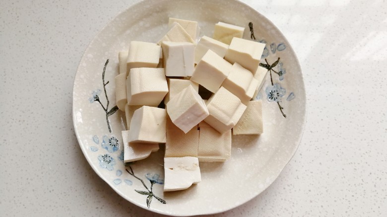 鹌鹑蛋烧豆腐,把豆腐切成均匀的小方块备用；