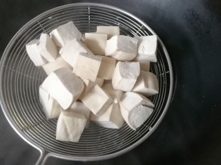 鹌鹑蛋烧豆腐,焯好水的豆腐块捞起沥干备用；
