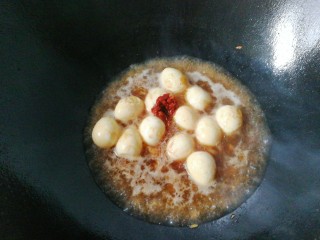 鹌鹑蛋烧豆腐,倒入适量清水，加入一勺豆瓣酱，半勺白糖烧开；