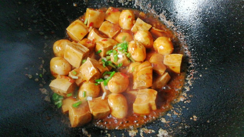 鹌鹑蛋烧豆腐,最后下水淀粉收浓汁，撒葱花即可起锅！