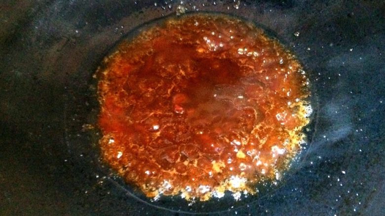 糖醋鹌鹑蛋,锅内留适量油，调好的酱汁烧开