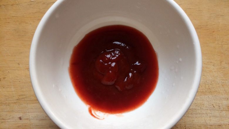 糖醋鹌鹑蛋,调酱汁：2勺番茄酱倒入碗中