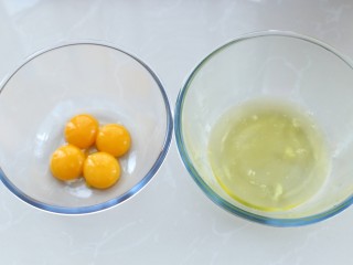 中空戚风蛋糕(7寸),取两个干净的容器，将蛋白和蛋黄分离开