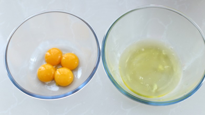 中空戚风蛋糕(7寸),取两个干净的容器，将蛋白和蛋黄分离开