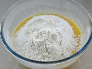 中空戚风蛋糕(7寸),再筛入低筋面粉拌匀备用(不要搅拌过度，以免面粉起筋)