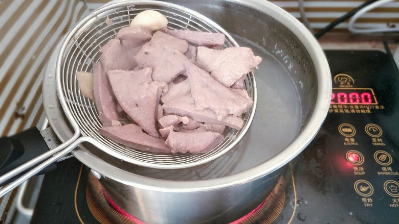 嫩炒猪肝,放入腌好的猪肝捞一下，猪肝变粉色的时候立刻捞出，焯水时间一定要短，不然就变老了