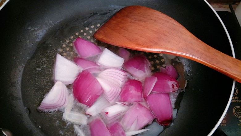 嫩炒猪肝,锅倒适量油烧热，下入洋葱炒出香味