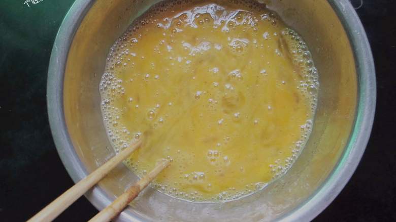 素锅贴,鸡蛋搅打成蛋液