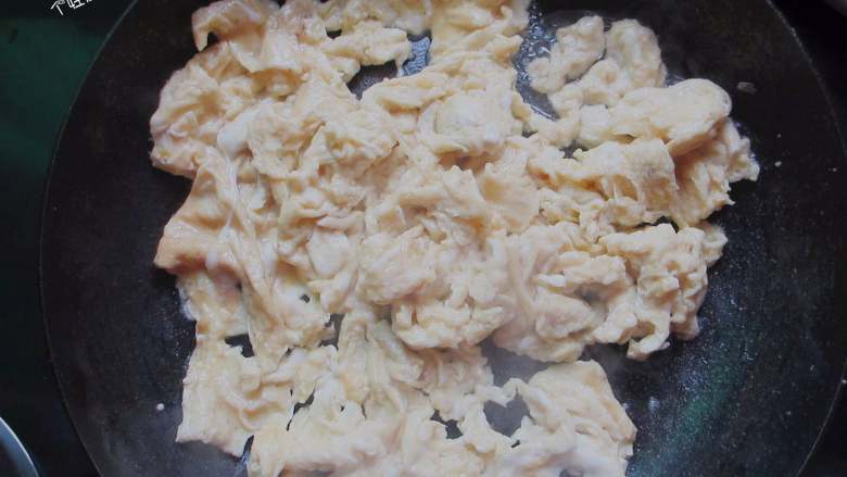 素锅贴,锅中油热倒入鸡蛋用筷子顺时间一直搅拌就成絮状的鸡蛋丁