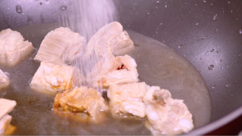 糖醋菜：糖醋小排,将焖好的排骨放入锅中，加入白糖翻炒