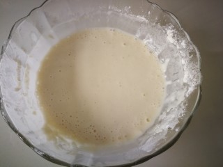 #糖醋菜#家常糖醋里脊,75克面粉加150毫升的水，调成面糊。