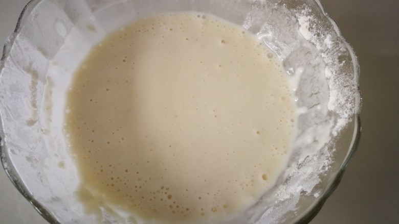 #糖醋菜#家常糖醋里脊,75克面粉加150毫升的水，调成面糊。