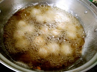 糖醋菜+糖醋肉丸,锅中放油烧至7成热，放肉丸炸至