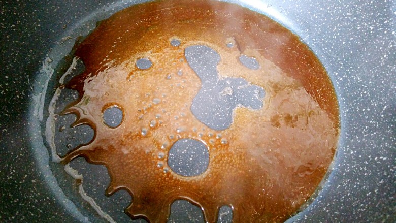 糖醋菜+糖醋肉丸,锅中放少许油烧热，倒入料汁