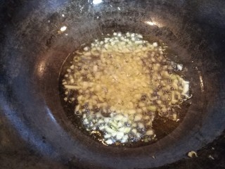 多彩素炒杏鲍菇,放入蒜末炒香，